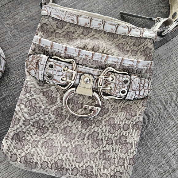 Guess Handbags - Y2K Guess Crossbody bag